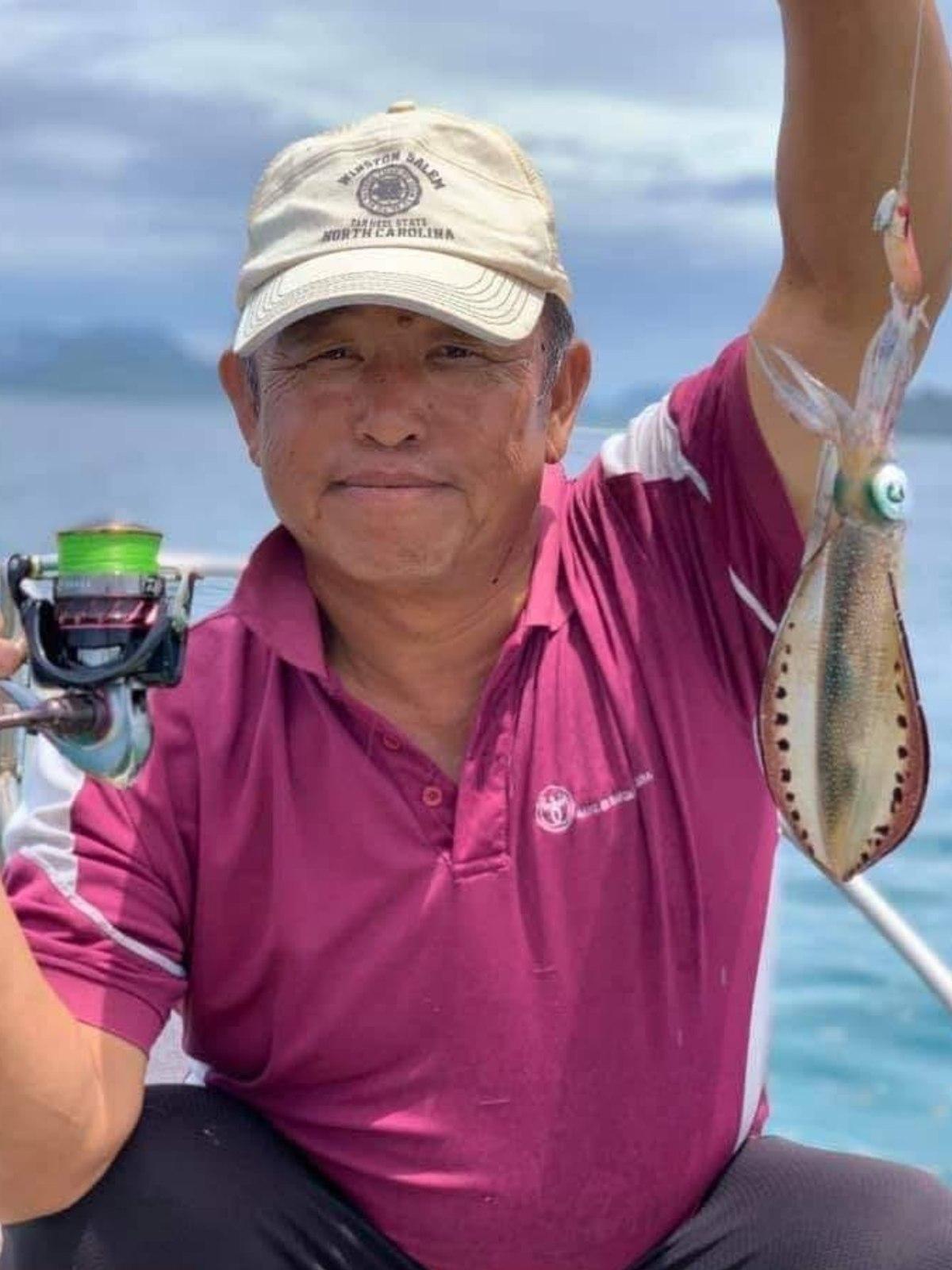 イカのエギを手に笑顔を見せる代表・藤田和裕