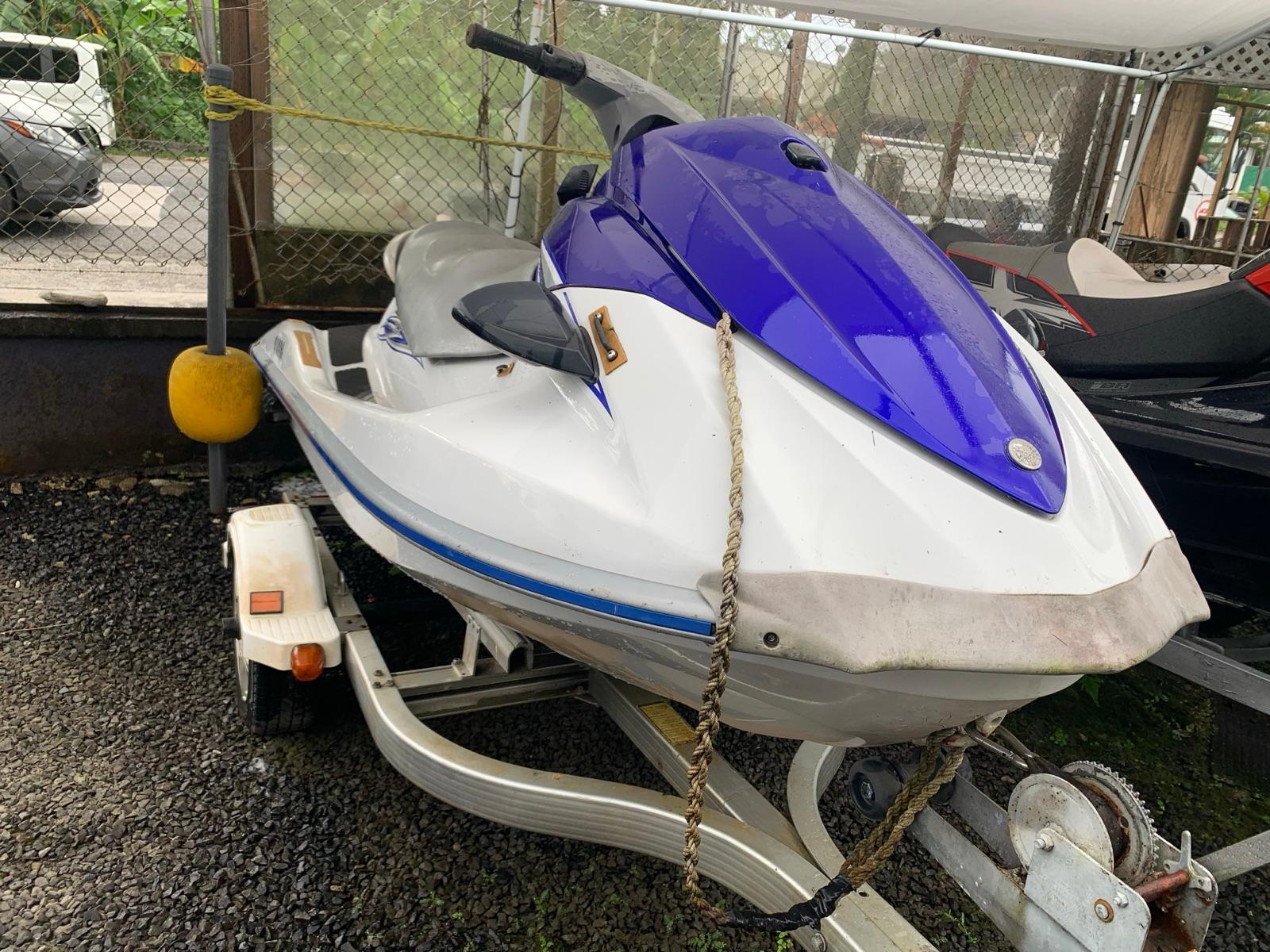 青と白のヤマハ ウェーブランナー