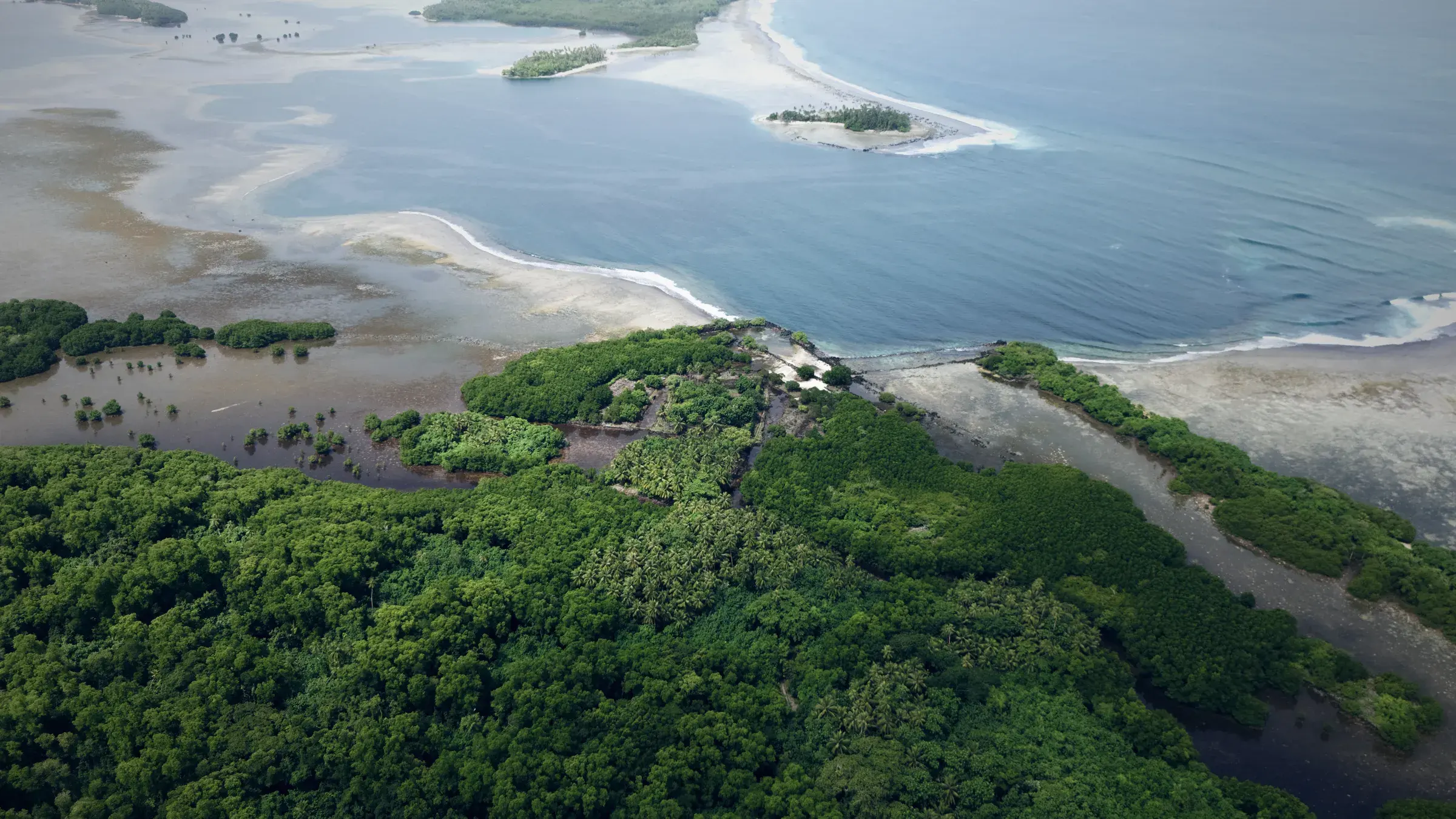 空から見た世界遺産ナンマドール遺跡と運河