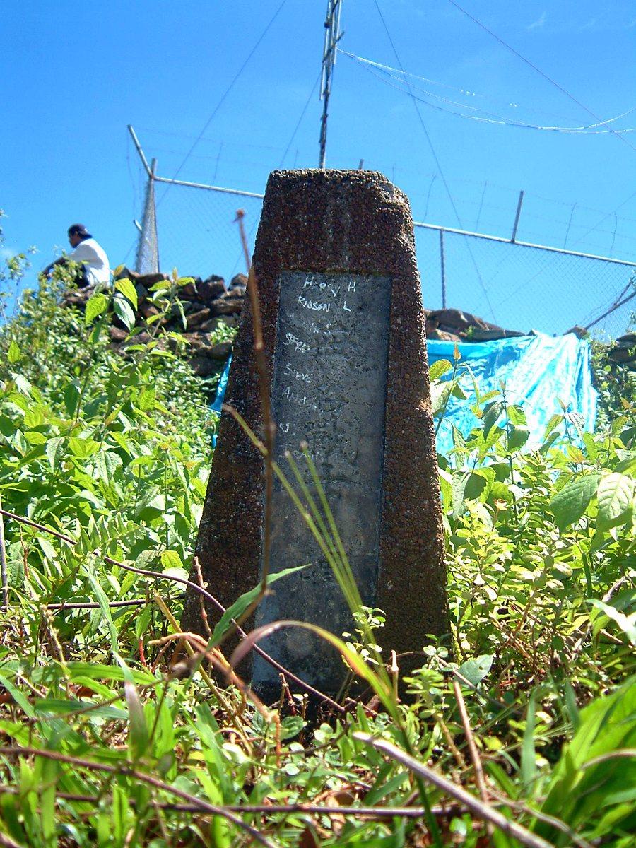 草に囲まれて立つ「無名戦士之碑」