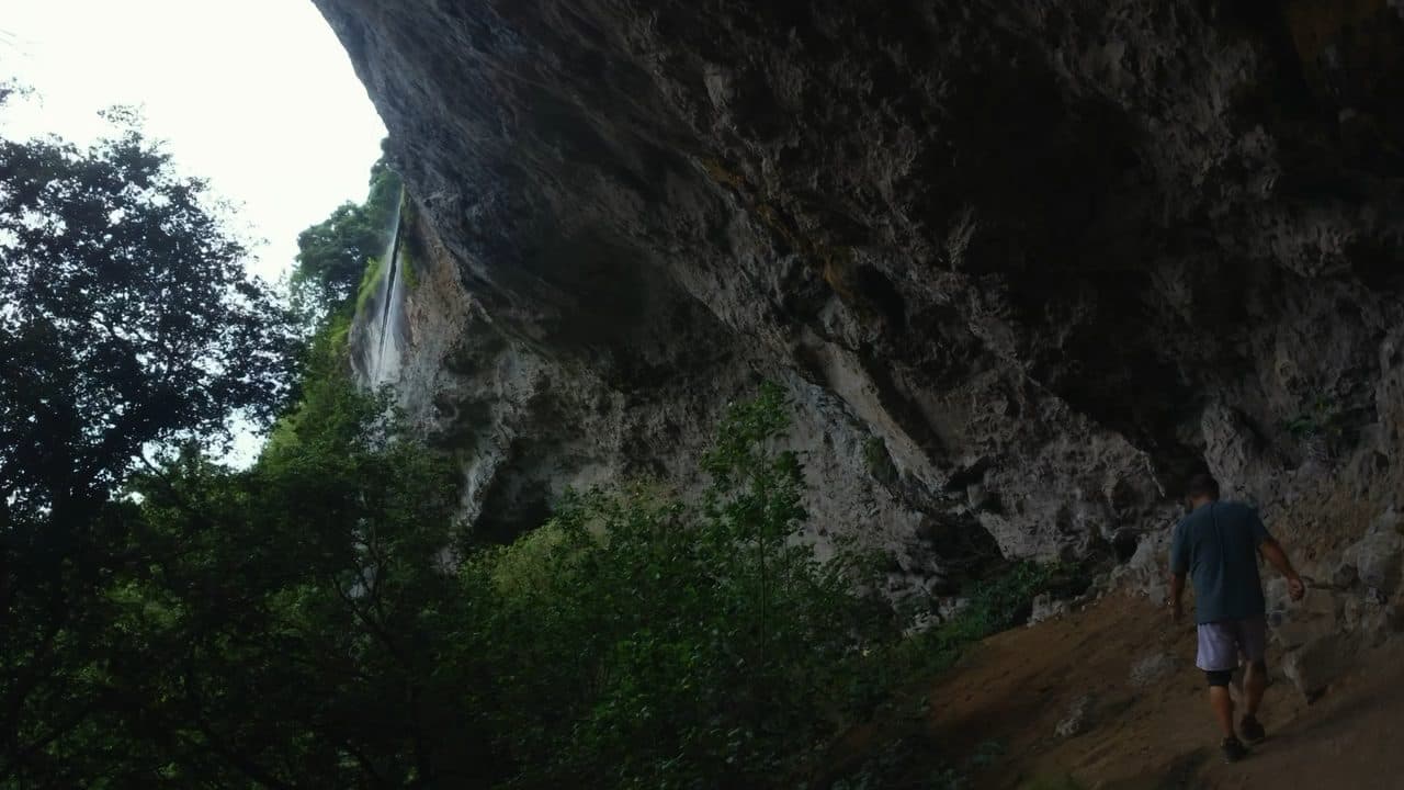 パーンチャカイの巨大な岩屋の下を歩く人